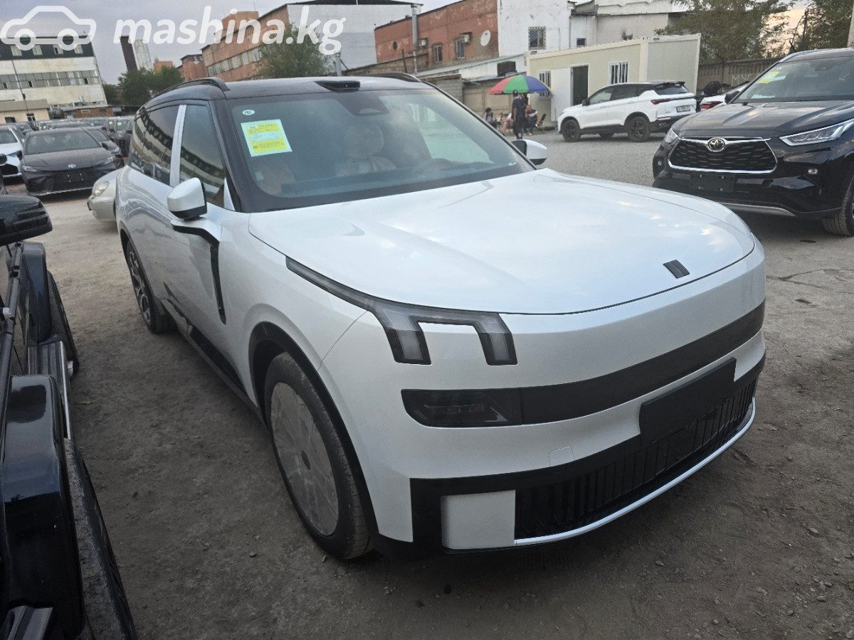 Lynk & Co 900