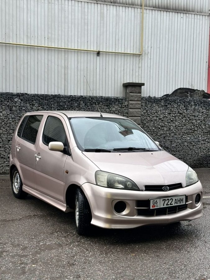 Daihatsu YRV