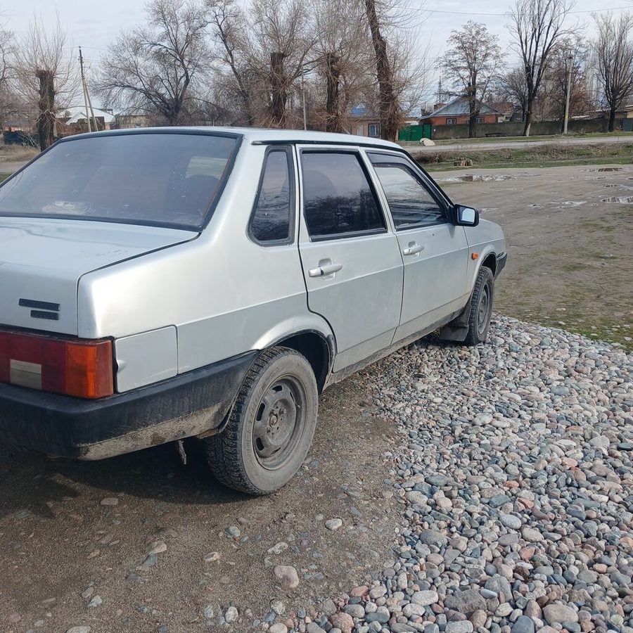 Легковой автомобиль седан, серебристый цвет кузова. Кузов пятидверный