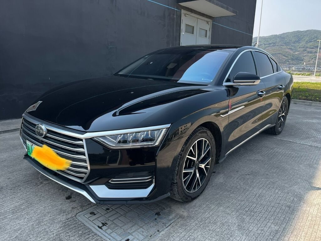 BYDE9 2021 года выпуска. Пробег автомобиля составляет 65 000