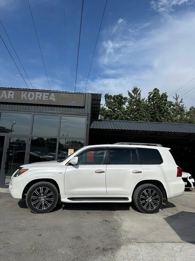 Lexus LX III 2011