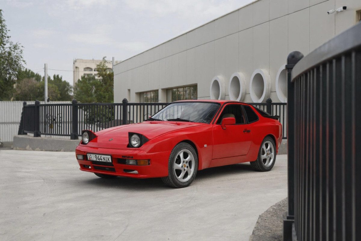 Porsche 944
