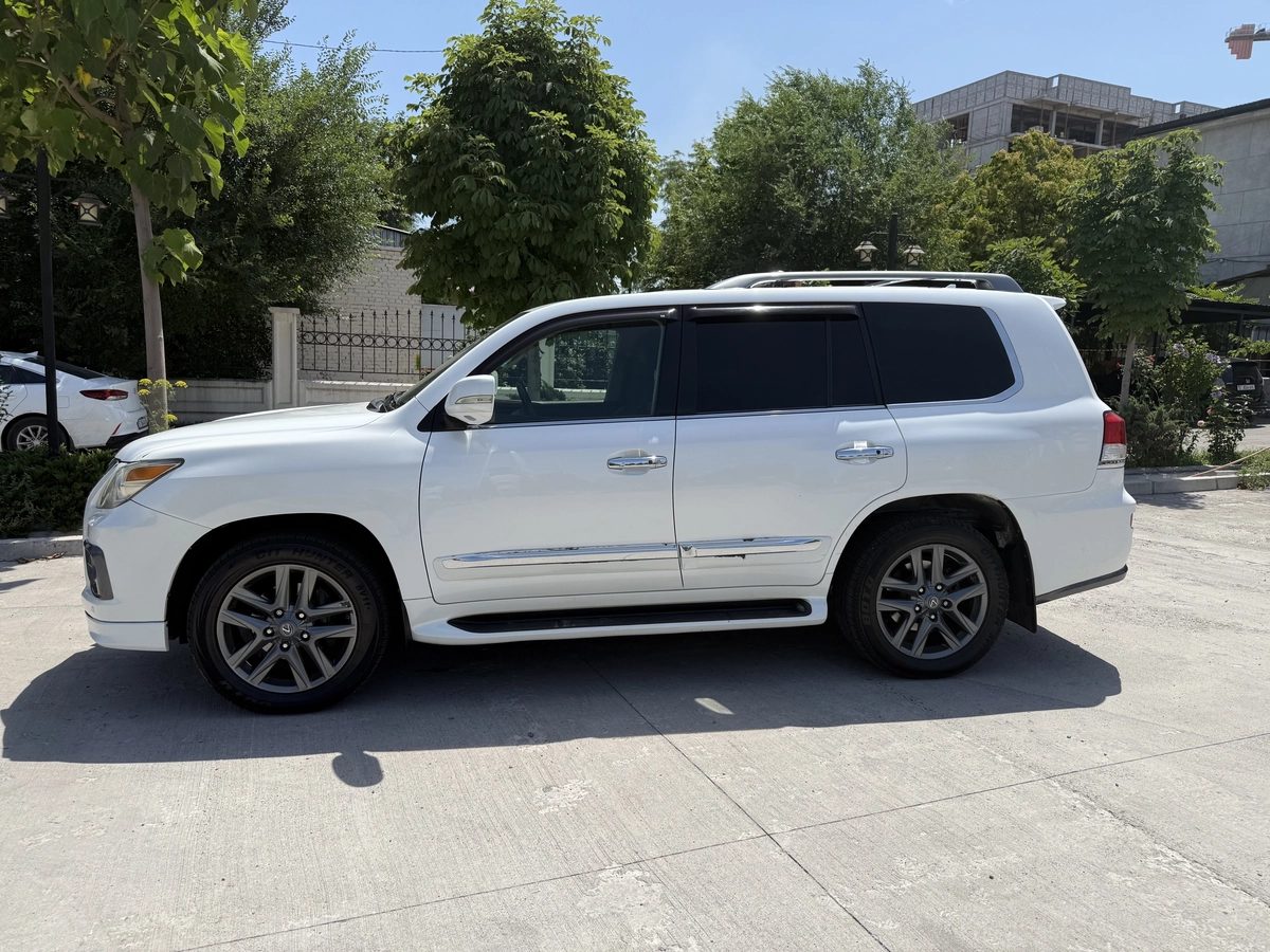 Lexus LX III 2011