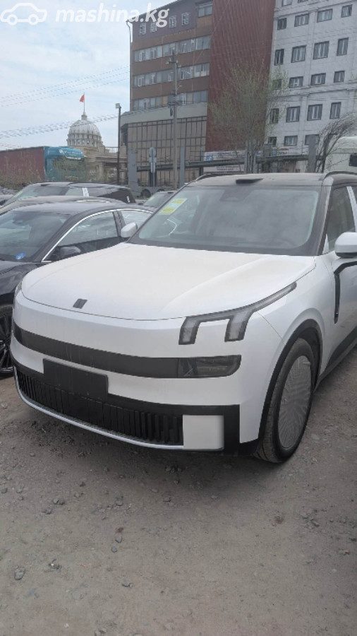 Lynk & Co 900