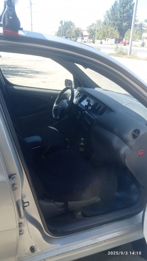 Daihatsu YRV