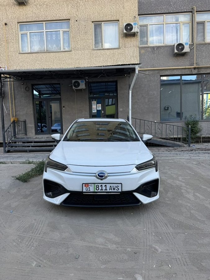 GAC Aion S (седан, белый) Электрический седан с современным дизайном