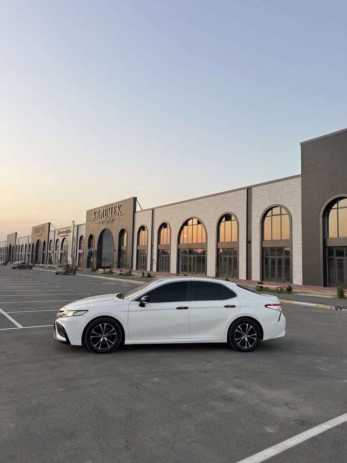 Toyota Camry VIII (XV70) 2018