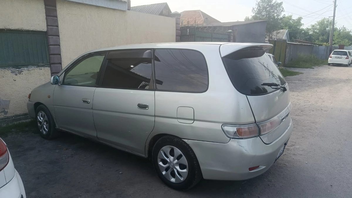 Toyota Gaia 2002