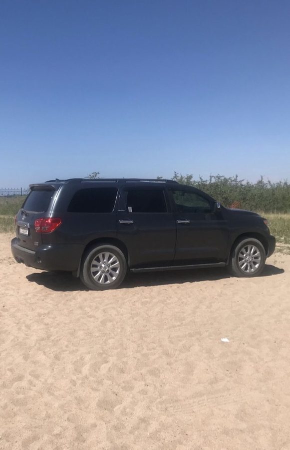 Полноразмерный 7–8‑местный SUV темно‑серого цвета. Основные