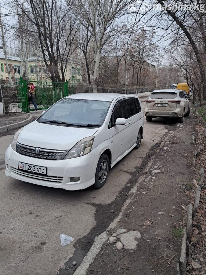 Toyota ISis I