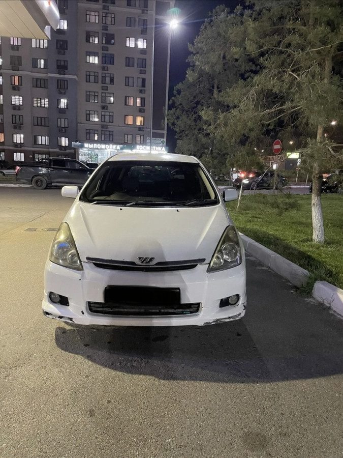 Toyota Wish I Рестайлинг 2005