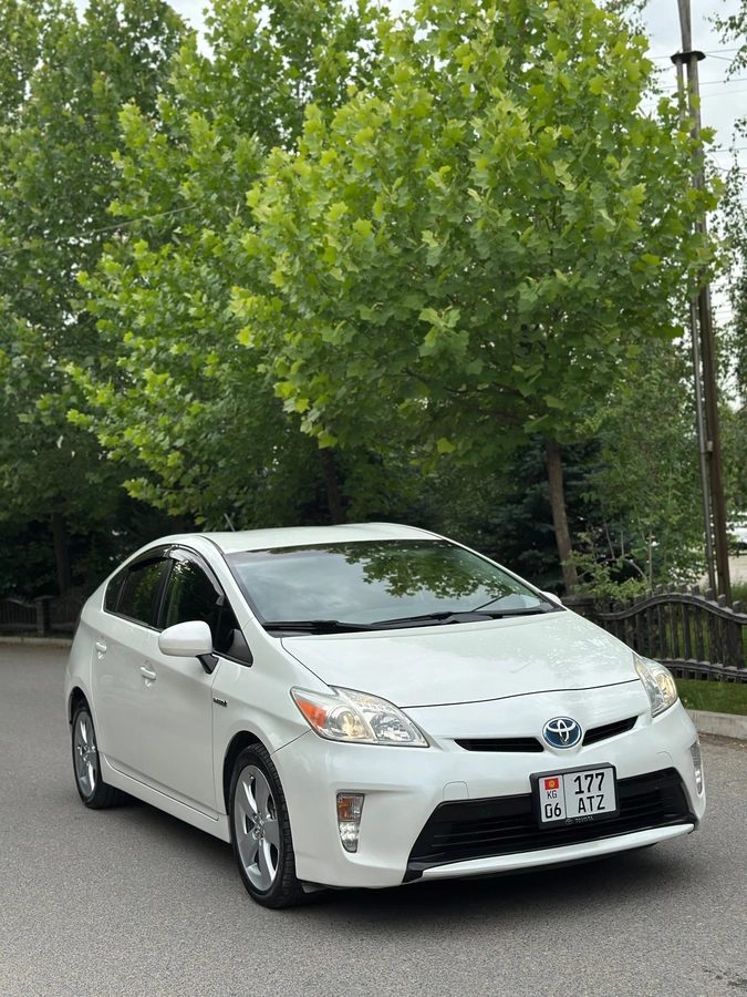 Toyota Prius III Рестайлинг (XW30) 2014