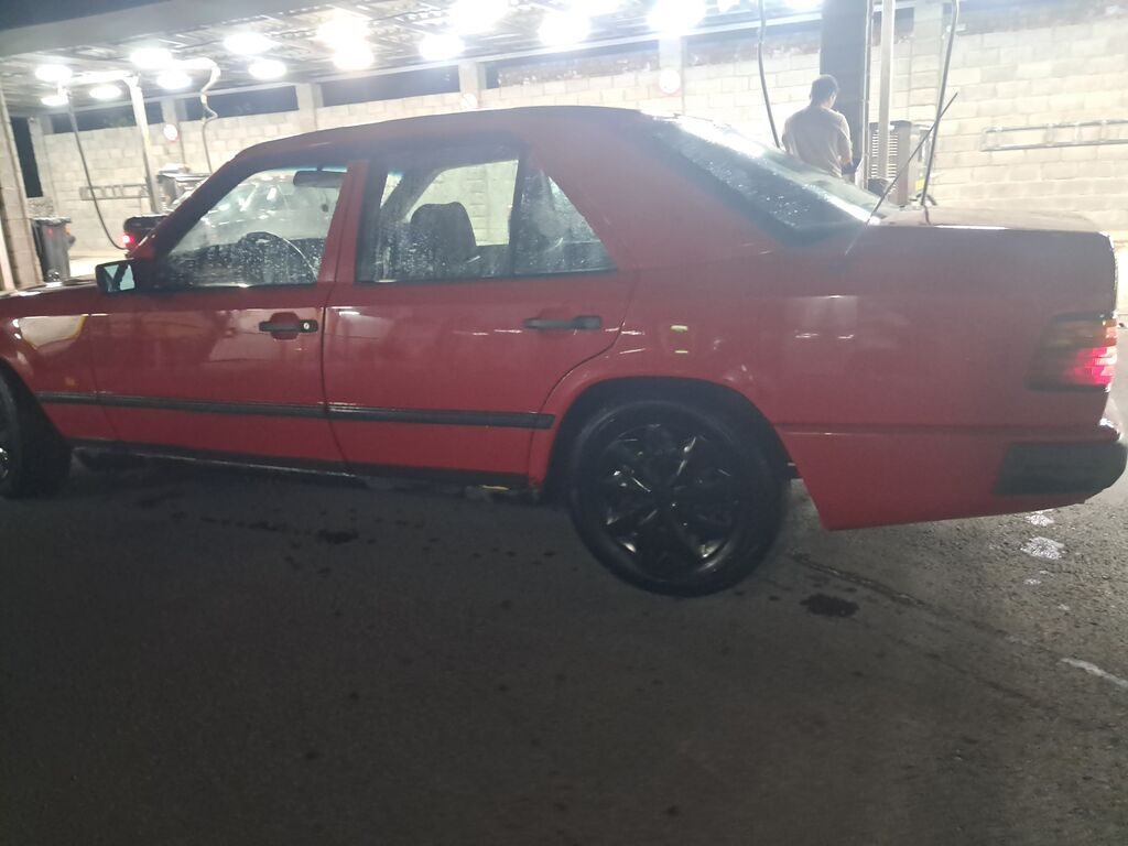 Красный седан Mercedes-Benz E‑класса (W124) - Кузов