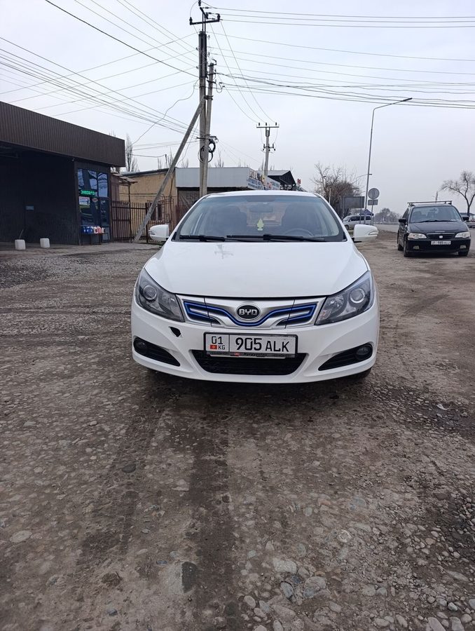 BYD e5 — электрический седан белого цвета. Ключевые особенности