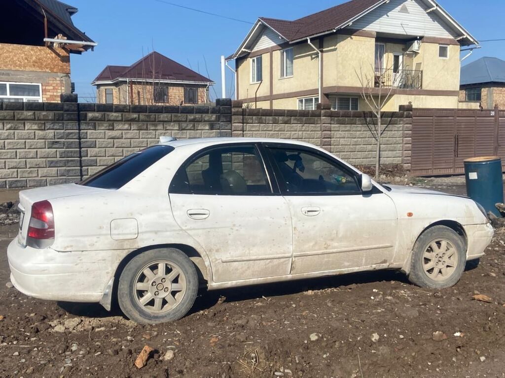Год2000 передний привод. Кузов классической формы с удлинённым