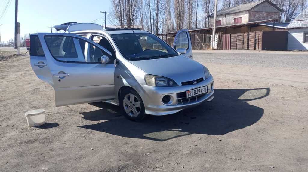Daihatsu YRV