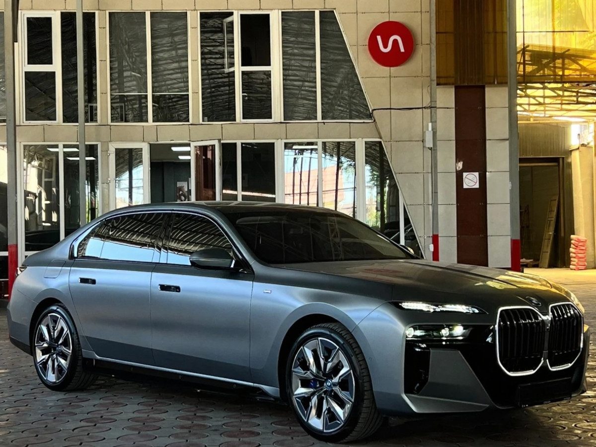 BMW i7 2023