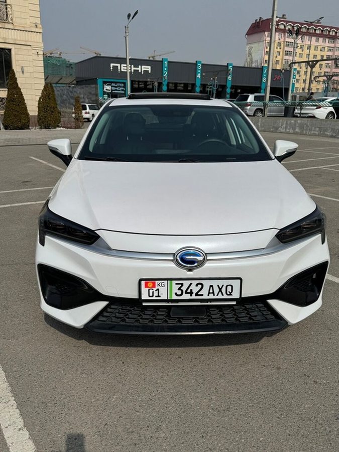 GAC Aion S Plus, электрический седан белого цвета. Основные