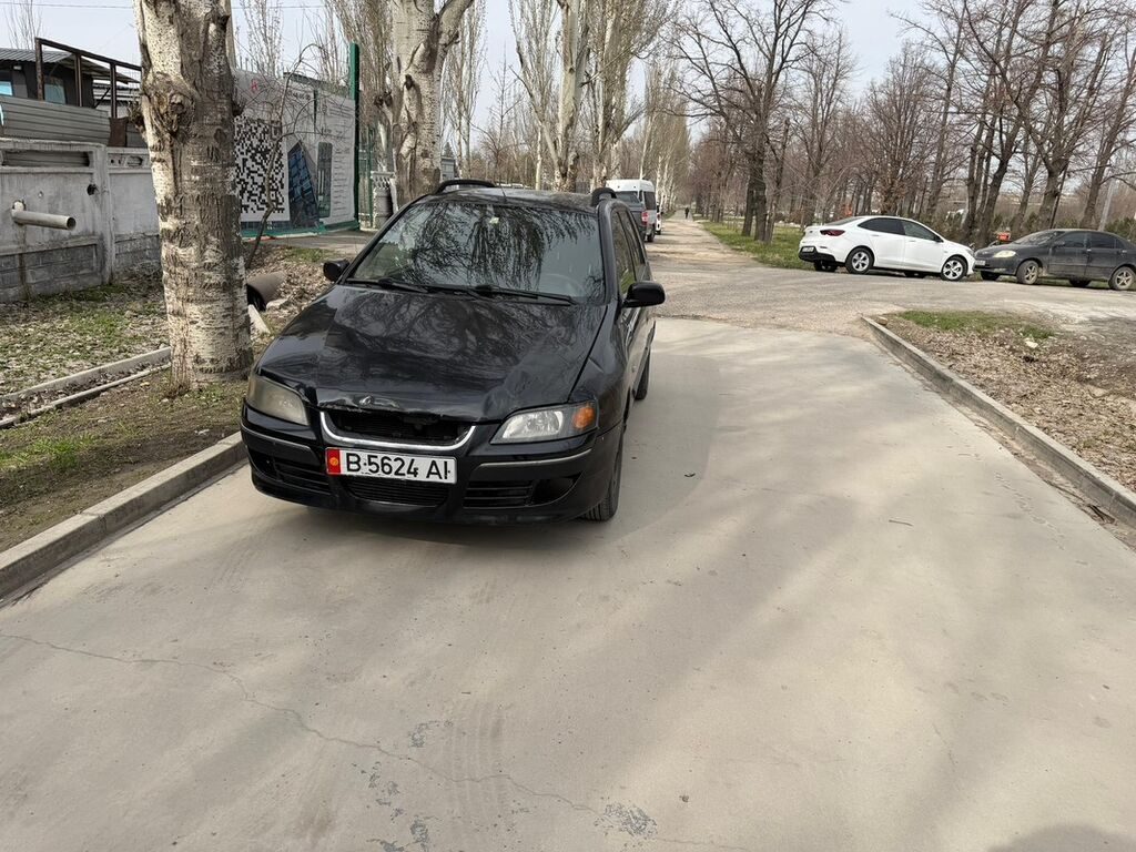 Продается компактный 5‑дверный хэтчбек/минивэн черного цвета
