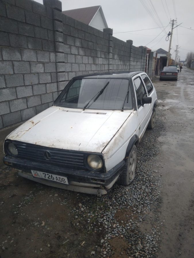 Хэтчбек 3-дверный, белый. Компактный городской автомобиль с простым и