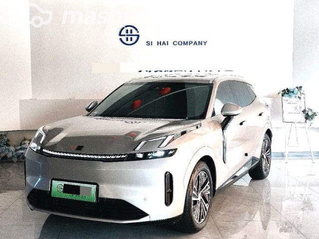 Lynk &amp; Co 8