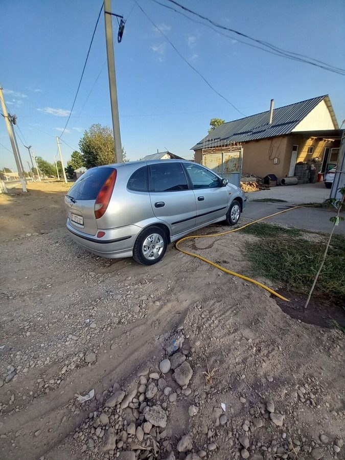 Nissan Almera Tino