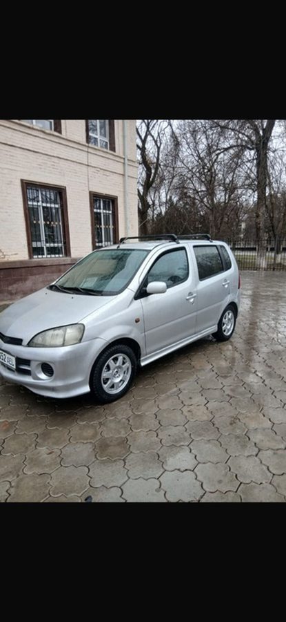 Daihatsu YRV