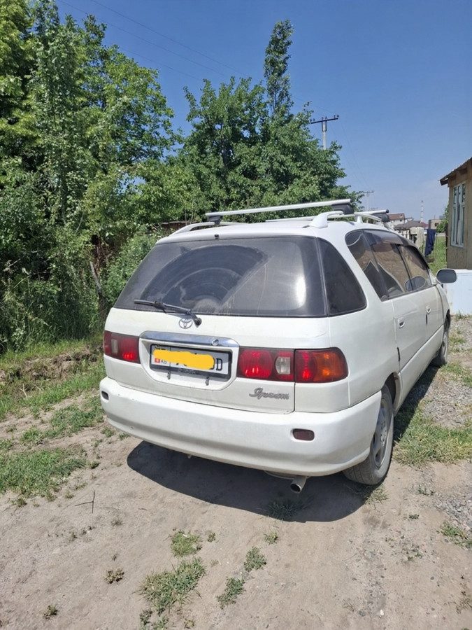 Toyota Ipsum I (M10) 2001