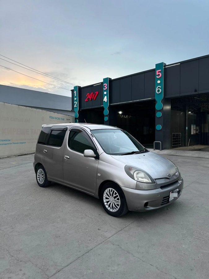 Toyota FunCargo 2002
