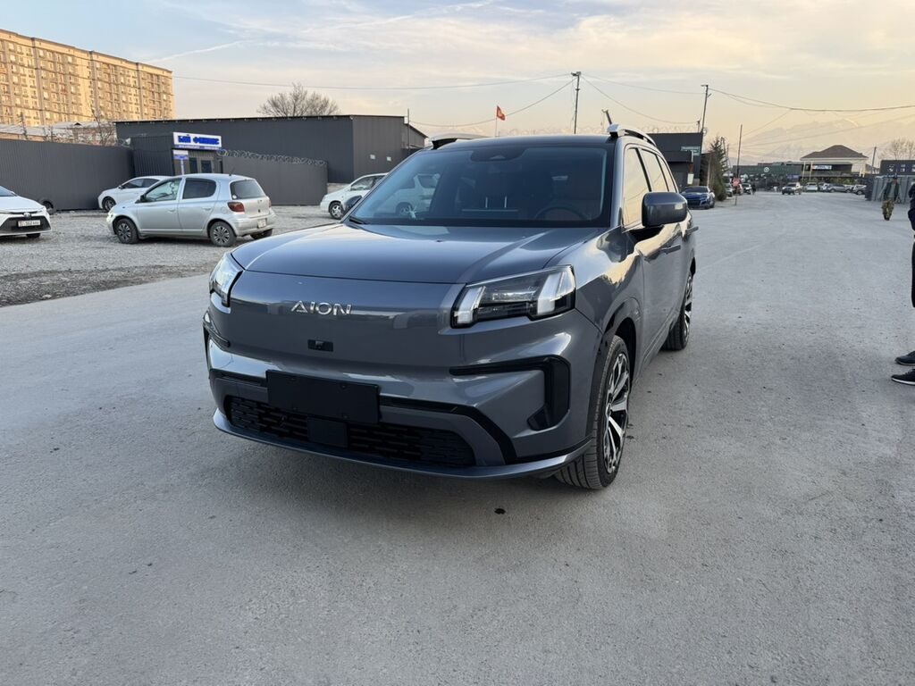 Aion v 650— компактный электрический кроссовер в современном сером