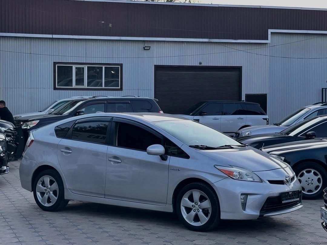Toyota Prius III Рестайлинг (XW30) 2012