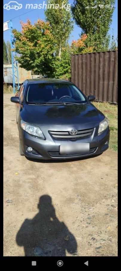 Представляем Toyota Corolla, седан темно-серого цвета. Этот автомобиль