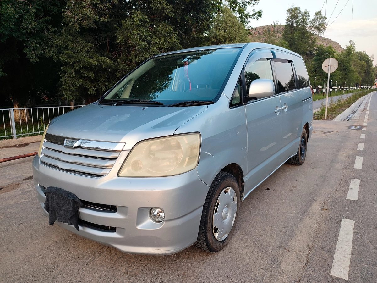 Toyota Noah I (R60) 2003